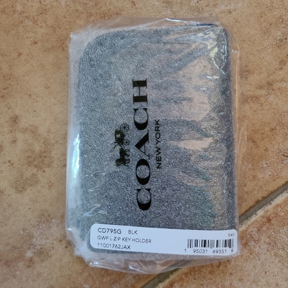 👀50% OFF - NWT‼️ Coach brand "L" Zip Card Case Wallet - Picture 4 of 5